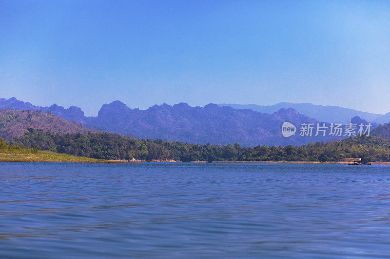 在Sangkhla Buri以南有山脉的湖泊和山丘上的景观全景